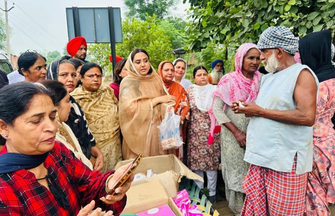 AAP ਦੀ ਮਹਿਲਾ ਤੇ ਯੂਥ  ਵਿੰਗ ਹੜ੍ਹ ਰਾਹਤ ‘ਚ ਸਭ ਤੋਂ ਅੱਗੇ,ਔਖੀ ਘੜੀ ਵਿਚ ਸਰਕਾਰ ਅਤੇ ਵਰਕਰ ਹੋਏ ਇਕਜੁੱਟ