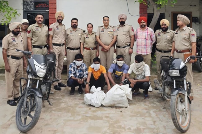 Moga Police ਵੱਲੋਂ ਟਰਾਂਸਫਾਰਮਰ ਚੋਰੀ ਕਰਨ ਵਾਲੇ ਗਰੋਹ ਦਾ ਪਰਦਾਫ਼ਾਸ;ਚੋਰੀ ਦੇ ਤਾਂਬੇ ਤੇ 2 ਮੋਟਰਸਾਈਕਲਾਂ ਸਹਿਤ 4 ਕਾਬੂ