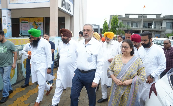 ਸਿਹਤ ਮੰਤਰੀ ਡਾ. ਬਲਬੀਰ ਸਿੰਘ ਨੇ ਗੁਰਦਾਸਪੁਰ ਦੇ ਹੜ੍ਹ ਪ੍ਰਭਾਵਿਤ ਖੇਤਰਾਂ ਦਾ ਦੌਰਾ ਕੀਤਾ, ਨਿੱਜੀ ਤੌਰ ‘ਤੇ ਵਿੱਤੀ ਸਹਾਇਤਾ ਦਾ ਕੀਤਾ ਵਾਅਦਾ