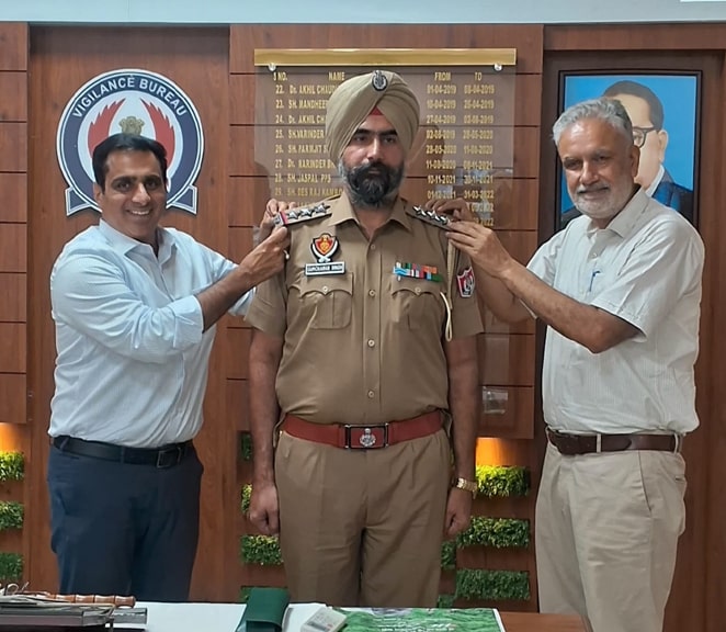ਵਿਜੀਲੈਂਸ ਦੇ ਸਬ ਇੰਸਪੈਕਟਰ ਨੂੰ ਮਿਲੀ ਤਰੱਕੀ, ਐਸਐਸਪੀ ਨੇ ਲਗਾਏ ਸਟਾਰ