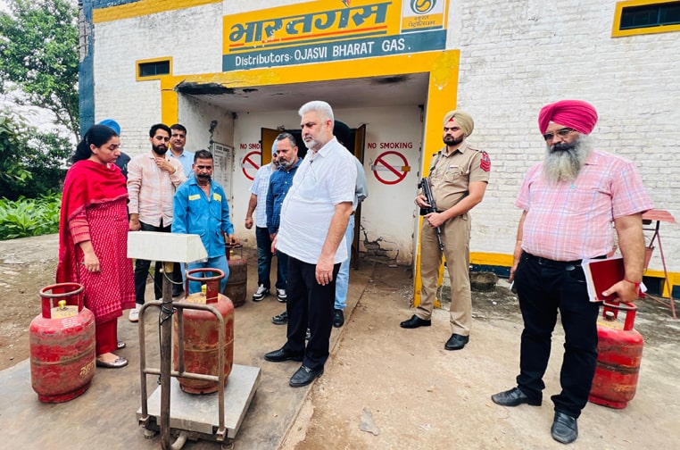 ਖੁਰਾਕ ਤੇ ਸਿਵਲ ਸਪਲਾਈ ਮੰਤਰੀ ਲਾਲ ਚੰਦ ਕਟਾਰੂਚੱਕ ਵੱਲੋਂ ਗੈਸ ਏਜੰਸੀਆਂ ‘ਤੇ ਅਚਨਚੇਤ ਛਾਪਾਮਾਰੀ