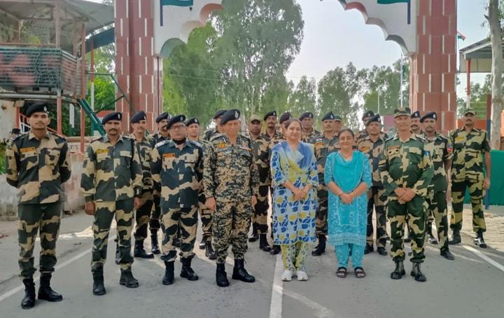 ਡਿਪਟੀ ਕਮਿਸ਼ਨਰ ਨੇ ਭਾਰਤ-ਪਾਕਿਸਤਾਨ ਸਰਹੱਦ ‘ਤੇ ਬੀਐਸਐਫ ਜਵਾਨਾਂ ਨੂੰ ਰਾਖੀਆਂ ਬੰਨ੍ਹ ਮਨਾਇਆ ਰੱਖੜੀ ਦਾ ਤਿਉਹਾਰ
