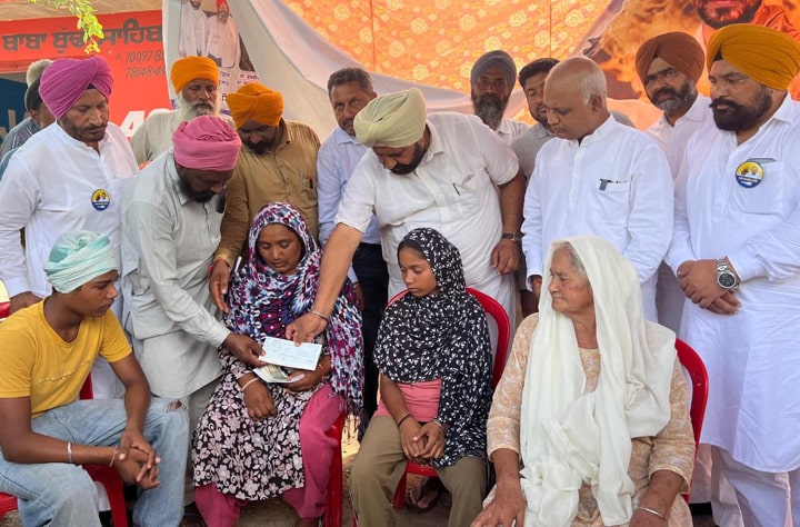 ਵਿਧਾਇਕ ਰਣਬੀਰ ਭੁੱਲਰ ਨੇ ਮ੍ਰਿਤਕ ਬਾਬੂ ਸਿੰਘ ਦੇ ਪਰਿਵਾਰ ਨੂੰ ਸੌਂਪਿਆ 4 ਲੱਖ ਰੁਪਏ ਸਹਾਇਤਾ ਰਾਸ਼ੀ ਦਾ ਚੈੱਕ