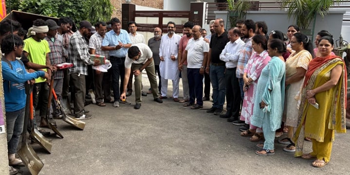 Mayor Padmajit Mehta ਨੇ ਨੌਰਥ ਅਸਟੇਟ ‘ਚ ਪ੍ਰੀਮਿਕਸ ਦੇ ਕੰਮ ਦਾ ਕੀਤਾ ਉਦਘਾਟਨ