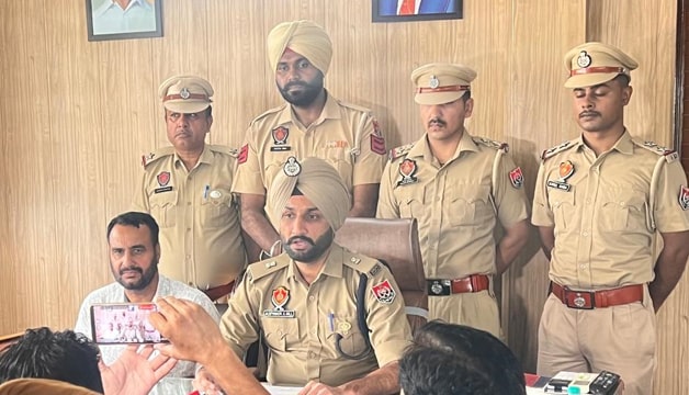 Zirakpur police ਵੱਲੋ ਕਿਰਾਏ ਤੇ ਗੱਡੀ ਲੈ ਕੇ ਅੱਗੇ ਵੇਚਣ ਵਾਲੇ ਗਿਰੋਹ ਦਾ ਪਰਦਾਫਾਸ