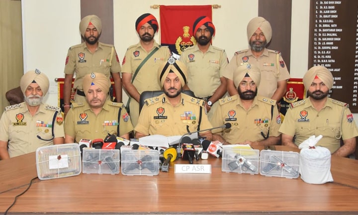 ਹਥਿਆਰਾਂ ਦੀ ਤਸਕਰੀ ਦਾ ਮੁੱਖ ਦੋਸ਼ੀ ਛੇ ਮੁਲਜ਼ਮਾਂ ਸਮੇਤ ਗ੍ਰਿਫ਼ਤਾਰ; 6 ਹਥਿਆਰਾਂ ਤੇ 5.75 ਲੱਖ ਰੁਪਏ ਹਵਾਲਾ ਰਾਸ਼ੀ ਬਰਾਮਦ