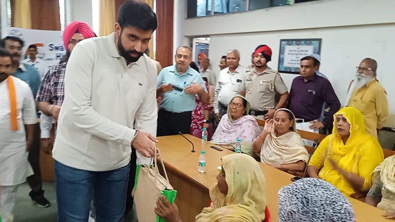Mayor Padamjit Singh Mehta ਨੇ ਸਫਾਈ ਸੇਵਕਾਂ ਅਤੇ ਸੀਵਰਮੈਨਾਂ ਨੂੰ ਸੁਰੱਖਿਆ ਕਿੱਟਾਂ ਦੇ ਕੇ ਕੀਤਾ ਸਨਮਾਨਿਤ