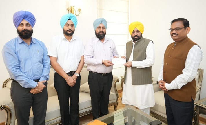 PCS Officers Association ਨੇ ਮੁੱਖ ਮੰਤਰੀ ਰਾਹਤ ਫੰਡ ਲਈ ਮੁੱਖ ਮੰਤਰੀ ਨੂੰ 12 ਲੱਖ ਰੁਪਏ ਦੇ ਚੈੱਕ ਸੌਂਪੇ