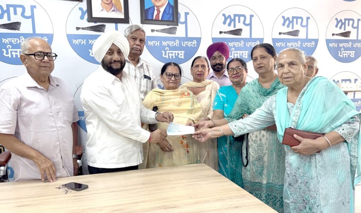 MLA Kulwant Singh ਵੱਲੋਂ ਮਾਤਾ ਕਲਸੀ ਇਸਤਰੀ ਭਲਾਈ ਅਤੇ ਸਤਿਸੰਗ ਸੁਸਾਇਟੀ ਮੋਹਾਲੀ ਵੱਲੋਂ ਸੀ ਐਮ ਰਿਲੀਫ਼ ਫੰਡ ਲਈ ਇੱਕ ਲੱਖ ਰੁਪਏ ਦਾ ਯੋਗਦਾਨ ਪਾਉਣ ਤੇ ਸ਼ਲਾਘਾ