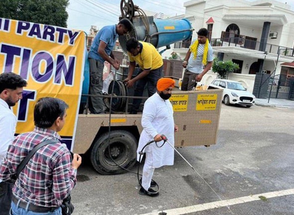 ਗਲੀ-ਗਲੀ ਤੱਕ ਪਹੁੰਚਿਆ ਸੈਨੀਟਾਈਜ਼ੇਸ਼ਨ ਅਭਿਆਨ, ਸਿੱਖਿਆ ਮੰਤਰੀ ਹਰਜੋਤ ਸਿੰਘ ਬੈਂਸ ਨੇ ਖੁਦ ਸੰਭਾਲੀ ਕਮਾਨ