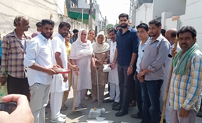 Mayor Padmajit Mehta ਨੇ ਬਜ਼ੁਰਗ ਮਹਿਲਾ ਦੇ ਸ਼ੁਭ ਹੱਥਾਂ ਨਾਲ ਕਰਵਾਇਆ ਇੰਟਰਲਾਕਿੰਗ ਟਾਈਲਾਂ ਲਗਾਉਣ ਦਾ ਉਦਘਾਟਨ