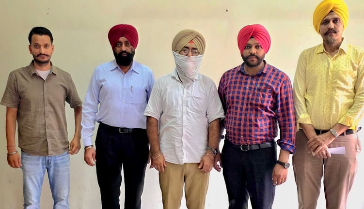 ਦੂਜੀ ਕਿਸ਼ਤ ਵਜੋਂ 5000 ਰੁਪਏ ਦੀ ਰਿਸ਼ਵਤ ਲੈਂਦਾ ਛੋਟਾ ਥਾਣੇਦਾਰ ਵਿਜੀਲੈਂਸ ਬਿਊਰੋ ਵੱਲੋਂ ਰੰਗੇ ਹੱਥੀ ਕਾਬੂ