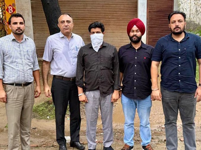 ਡੇਢ ਲੱਖ ਰੁੁਪਏ ਦੀ ਰਿਸ਼ਵਤ ਲੈਂਦਾ ਜੰਗਲਾਤ ਵਿਭਾਗ ਦਾ ਦਰੌਗਾ ਵਿਜੀਲੈਂਸ ਨੇ ‘ਚੁੱਕਿਆ’, ਵਣ ਰੇਂਂਜ ਅਫ਼ਸਰ ਹੋਇਆ ਫ਼ਰਾਰ