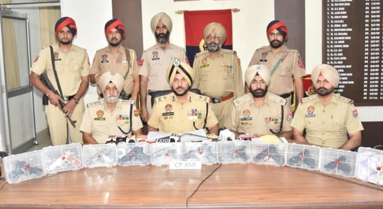 ਸਰਹੱਦ ਪਾਰੋਂ ਚਲਾਏ ਜਾ ਰਹੇ ਹਥਿਆਰ ਤਸਕਰੀ ਮਾਡਿਊਲ ਦਾ ਪਰਦਾਫ਼ਾਸ਼ ; 10 ਪਿਸਤੌਲਾਂ, 2.5 ਲੱਖ ਰੁਪਏ ਹਵਾਲਾ ਰਾਸ਼ੀ ਸਮੇਤ ਤਿੰਨ ਗ੍ਰਿਫ਼ਤਾਰ