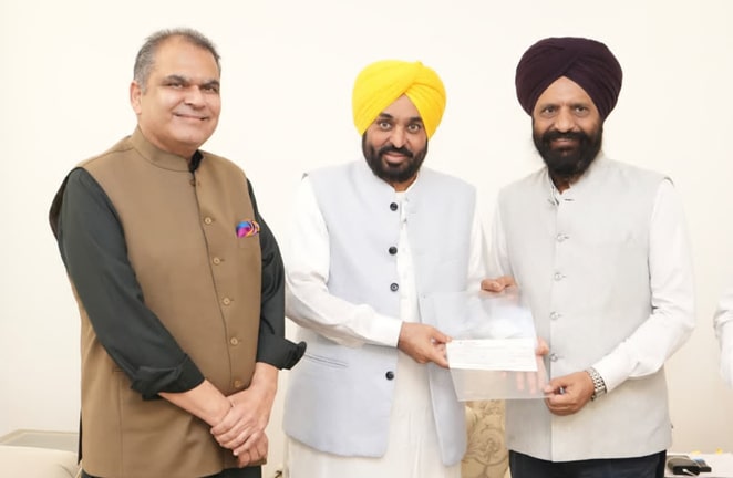 ਪੰਜਾਬ ਦੇ ਉਦਯੋਗਪਤੀਆਂ ਨੇ ਮੁੱਖ ਮੰਤਰੀ ਭਗਵੰਤ ਸਿੰਘ ਮਾਨ ਨੂੰ ਮੁੱਖ ਮੰਤਰੀ ਰੰਗਲਾ ਪੰਜਾਬ ਫੰਡ ਲਈ ਲਗਭਗ 6 ਕਰੋੜ ਰੁਪਏ ਦੇ ਚੈੱਕ ਸੌਂਪੇ