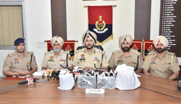 ਸਰਹੱਦ ਪਾਰੋਂ ਨਸ਼ੀਲੇ ਪਦਾਰਥ ਅਤੇ ਹਥਿਆਰ ਤਸਕਰੀ ਵਿੱਚ ਸ਼ਾਮਲ ਛੇ ਵਿਅਕਤੀ 4 ਕਿਲੋ ਹੈਰੋਇਨ, ਦੋ ਪਿਸਤੌਲਾਂ ਸਮੇਤ ਗ੍ਰਿਫ਼ਤਾਰ