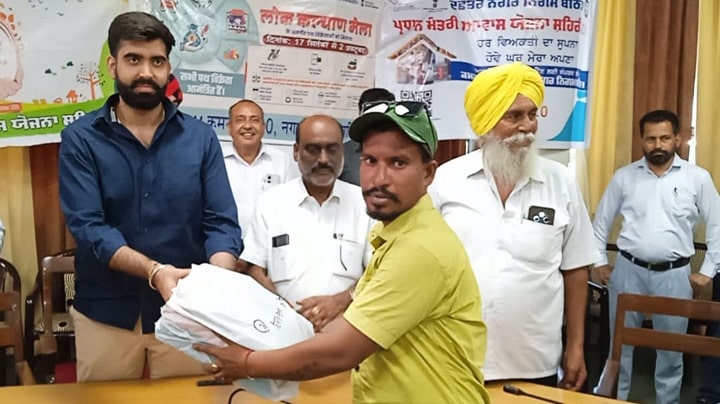 ਨਗਰ ਨਿਗਮ ਨੇ ਸਫਾਈ ਕਰਮਚਾਰੀਆਂ ਅਤੇ ਸੀਵਰ ਕਰਮਚਾਰੀਆਂ ਦੀ ਸੁਰੱਖਿਆ ਲਈ ਚੁੱਕਿਆ ਵੱਡਾ ਕਦਮ,ਮੇਅਰ ਪਦਮਜੀਤ ਸਿੰਘ ਮਹਿਤਾ ਨੇ ਵੰਡੀਆਂ ਵਰਦੀਆਂ