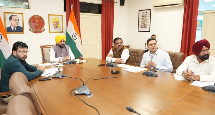 ਮੁੱਖ ਮੰਤਰੀ ਵੱਲੋਂ ਹੜ੍ਹ ਪ੍ਰਭਾਵਿਤ ਕਸਬਿਆਂ ਅਤੇ ਸ਼ਹਿਰਾਂ ਵਿੱਚ ਚੱਲ ਰਹੇ ਸਫਾਈ, ਮੁਰੰਮਤ ਅਤੇ ਰਾਹਤ ਕਾਰਜਾਂ ਦਾ ਜਾਇਜ਼ਾ