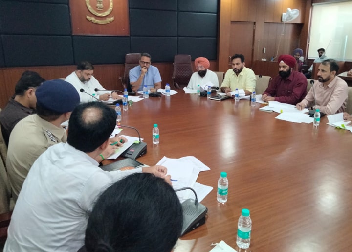 ਲੰਬੇ ਸਮੇਂ ਤੋਂ ਚੱਲ ਰਹੇ ਕੇਸਾਂ ਦਾ ਜਲਦ ਨਿਪਟਾਰਾ ਕਰਨਾ ਬਣਾਇਆ ਜਾਵੇ ਯਕੀਨੀ:ਏ.ਡੀ.ਸੀ.