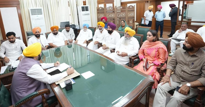 ਫਿਰੋਜ਼ਪੁਰ ਦੇ ਵਿਧਾਇਕਾਂ ਨੇ ਮੁੱਖ ਮੰਤਰੀ ਭਗਵੰਤ ਸਿੰਘ ਮਾਨ ਨਾਲ ਕੀਤੀ ਮੁਲਾਕਾਤ
