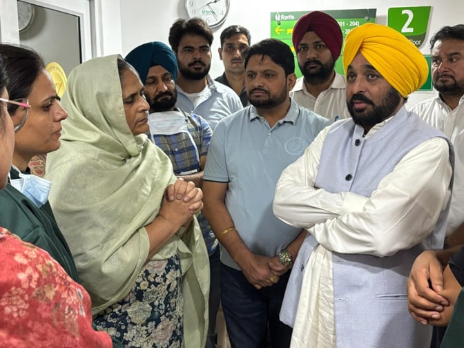 ਮੁੱਖ ਮੰਤਰੀ ਭਗਵੰਤ ਸਿੰਘ ਮਾਨ ਨੇ ਜੇਰੇ ਇਲਾਜ਼ ਗਾਇਕ ਰਾਜਵੀਰ ਜਾਵੰਦਾ ਦੇ ਪ੍ਰਵਾਰ ਨਾਲ ਕੀਤੀ ਮੁਲਾਕਾਤ