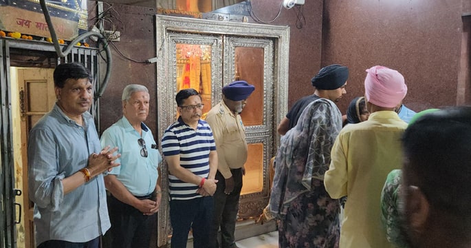 ਪੰਚਮੀ ਤੇ ਸ਼ਨੀਵਾਰ ਨੂੰ ਪੰਜਵੇਂ ਨਰਾਤੇ ਮੌਕੇ ਸ੍ਰੀ ਕਾਲੀ ਦੇਵੀ ਮੰਦਿਰ ‘ਚ ਦਰਸ਼ਨ ਕਰਨ ਲਈ ਸਵੇਰ ਤੋਂ ਰਾਤ ਤੱਕ ਸ਼ਰਧਾਲੂਆਂ ਦੀਆਂ ਲੱਗੀਆਂ ਲੰਮੀਆਂ ਕਤਾਰਾਂ