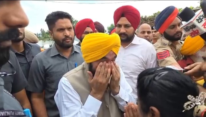 ਹੜ੍ਹ ਪੀੜਤਾਂ ਦਾ ਜਾਇਜ਼ਾ ਲੈਣ ਪੁੱਜੇ CM Bhagwant Mann ਹੋਏ ਭਾਵੁਕ