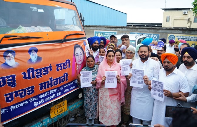 ਅਕਾਲੀ ਦਲ ਦੇ ਬਠਿੰਡਾ ਸ਼ਹਿਰੀ ਹਲਕੇ ਦੀ ਲੀਡਰਸ਼ਿਪ ਵੱਲੋਂ ਹੜ ਪੀੜ੍ਹਤਾਂ ਲਈ ਇਕੱਠੇ ਕੀਤੇ ਰਾਸ਼ਨ ਦੇ ਟਰੱਕ ਨੂੰ ਹਰਸਿਮਰਤ ਨੇ ਕੀਤਾ ਰਵਾਨਾ