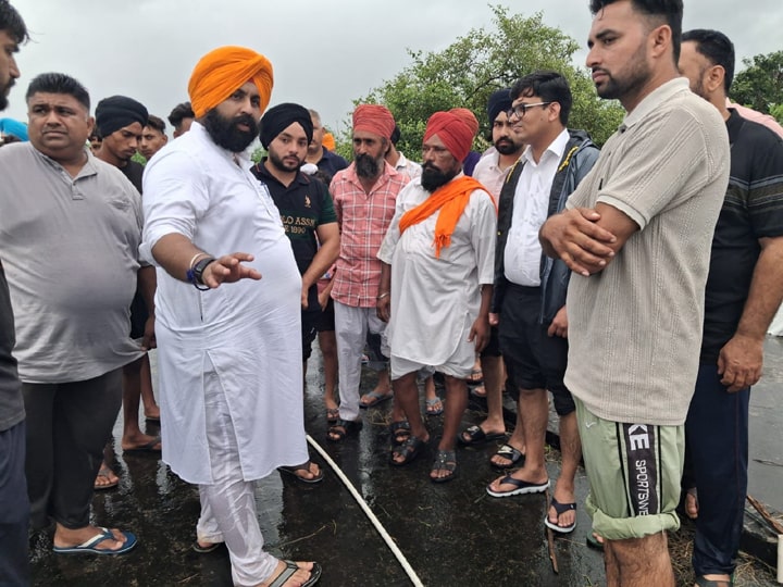 ਸਿੱਖਿਆ ਮੰਤਰੀ ਨੇ ਵਰ੍ਹਦੇ ਮੀਂਹ ਵਿੱਚ ਪ੍ਰਭਾਵਿਤ ਲੋਕਾਂ ਤੱਕ ਪਹੁੰਚ ਕੇ ਪ੍ਰਬੰਧਾਂ ਦਾ ਲਿਆ ਜ਼ਾਇਜਾ
