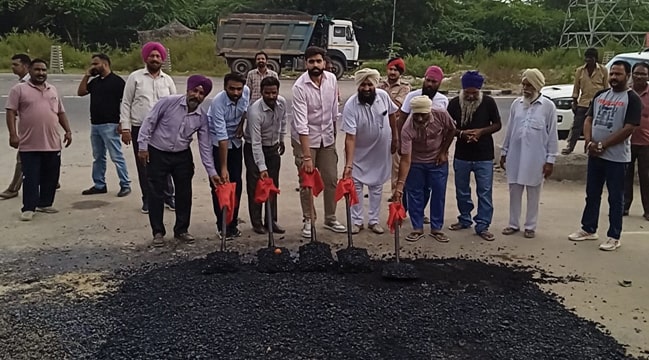 ਭਾਗੂ ਰੋਡ ਤੇ ਕੈਂਟ ਰੋਡ ਸਮੇਤ ਇਲਾਕੇ ਦੀਆਂ ਸਾਰੀਆਂ ਸੜਕਾਂ ‘ਤੇ ਵਿਛਾਇਆ ਜਾਵੇਗਾ ਪ੍ਰੀਮਿਕਸ: ਮੇਅਰ ਪਦਮਜੀਤ ਮਹਿਤਾ