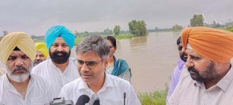Punjab flood News; MP ਸੰਦੀਪ ਪਾਠਕ ਵੱਲੋਂ ਫਿਰੋਜ਼ਪੁਰ ਦੇ ਹੜ ਪ੍ਰਭਾਵਿਤ ਪਿੰਡਾਂ ਦੇ ਪੁਨਰਵਾਸ ਲਈ ਐਮਪੀਲੈਡਸ ਫੰਡਸ ਵਿੱਚੋਂ 5 ਕਰੋੜ ਰੁਪਏ ਦੀ ਰਾਸ਼ੀ ਜਾਰੀ
