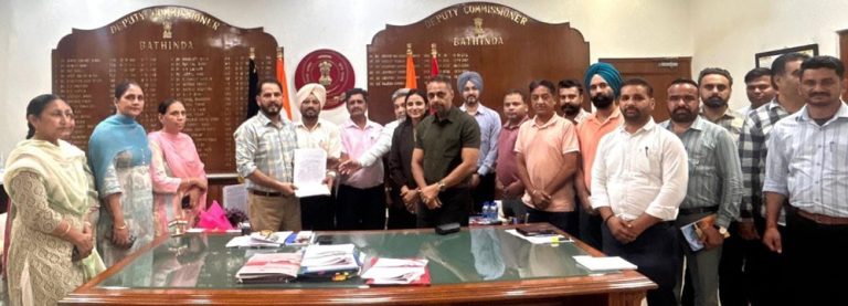 DC Office ਦੇ ਮੁਲਾਜ਼ਮਾ ਨੇ ਹੜ੍ਹ ਪੀੜਤਾਂ ਦੀ ਮਦਦ ਲਈ ਇੱਕ ਦਿਨ ਦਾ ਤਨਖਾਹ ਪਾਇਆ ਯੋਗਦਾਨ