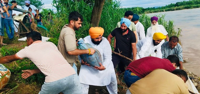 Punjab Flood News: ਹਰਜੋਤ ਬੈਂਸ ਵੱਲੋਂ ਸ੍ਰੀ ਅਨੰਦਪੁਰ ਸਾਹਿਬ ਹਲਕੇ ‘ਚ ਰਾਹਤ ਕਾਰਜਾਂ ਦੀ ਅਗਵਾਈ; ਪ੍ਰਭਾਵਿਤ ਇਲਾਕਿਆਂ ‘ਚੋਂ 200 ਤੋਂ ਵੱਧ ਲੋਕਾਂ ਨੂੰ ਸੁਰੱਖਿਅਤ ਬਾਹਰ ਕੱਢਿਆ