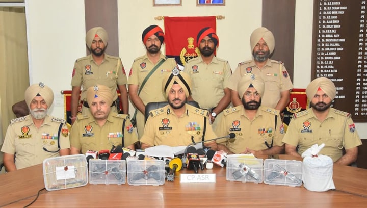 ਸਰਹੱਦ ਪਾਰੋਂ ਚੱਲ ਰਹੇ ਤਸਕਰੀ ਰੈਕੇਟ ਦਾ ਪਰਦਾਫਾਸ਼;2.02 ਕਿਲੋਗ੍ਰਾਮ ਹੈਰੋਇਨ,3.5 ਲੱਖ ਰੁਪਏ ਦੀ ਡਰੱਗ ਮਨੀ, 4 ਪਿਸਤੌਲਾਂ ਸਮੇਤ ਤਿੰਨ ਗ੍ਰਿਫ਼ਤਾਰ