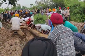 Punjab flood news: ਹੁਣ ਲੁਧਿਆਣਾ ਦੇ ਦਰਜ਼ਨਾਂ ਪਿੰਡਾਂ ‘ਚ ਪਾਣੀ ਦਾ ਖ਼ਤਰਾ ਮੰਡਰਾਇਆ, ਫ਼ੌਜ ਤੇ ਪ੍ਰਸ਼ਾਸਨ ਸਹਿਤ ਪਿੰਡ ਦੇ ਲੋਕ ਡਟੇ