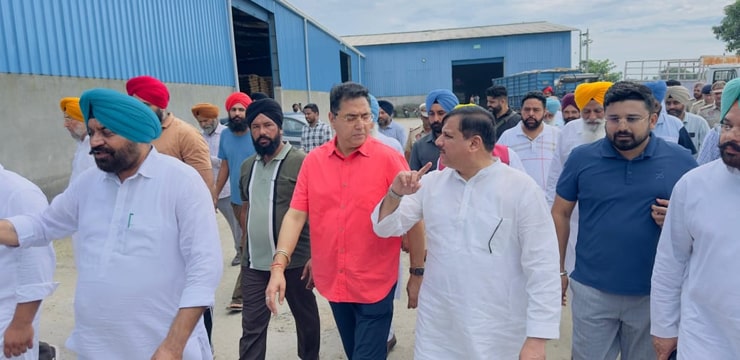 ਰਾਜ ਸਭਾ ਮੈਂਬਰ ਤੇ ਕੈਬਨਿਟ ਮੰਤਰੀਆਂ ਨੇ ਡੇਰਾ ਬਾਬਾ ਨਾਨਕ ਵਿੱਚ ਹੜ੍ਹ ਪ੍ਰਭਾਵਿਤ ਲੋਕਾਂ ਦੀ ਬਾਂਹ ਫੜੀ