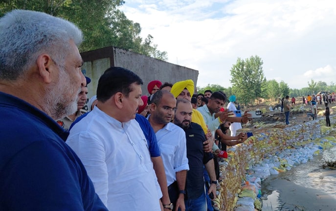 ‘ਹੜ੍ਹਾਂ ਚ ਘਿਰੇ ਹਰ ਪੰਜਾਬੀ ਦੀ ਮੁਸੀਬਤ ਸਾਡੀ ਆਪਣੀ ਮੁਸੀਬਤ, ਸੰਸਦ ਮੈਂਬਰ ਸੰਜੇ ਸਿੰਘ ਅਤੇ ਕੈਬਨਿਟ ਮੰਤਰੀਆਂ ਨੇ ਰਾਹਤ ਕਾਰਜਾਂ ਦੌਰਾਨ ਪ੍ਰਗਟਾਇਆ ਵਿਸ਼ਵਾਸ਼