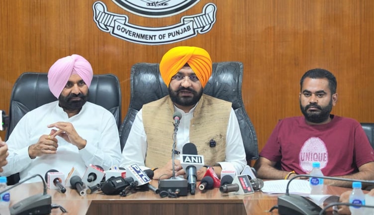 ਫਾਜ਼ਿਲਕਾ ਜ਼ਿਲ੍ਹੇ ਵਿੱਚ ਰਾਹਤ ਸਮੱਗਰੀ ਵੰਡਣ ਦਾ ਤੀਜਾ ਗੇੜ ਸ਼ੁਰੂ,ਪੰਜਾਬ ਸਰਕਾਰ ਹੜ੍ਹ ਪੀੜਤਾਂ ਦੀ ਕਰ ਰਹੀ ਹੈ ਮਦਦ: ਸੌਂਦ