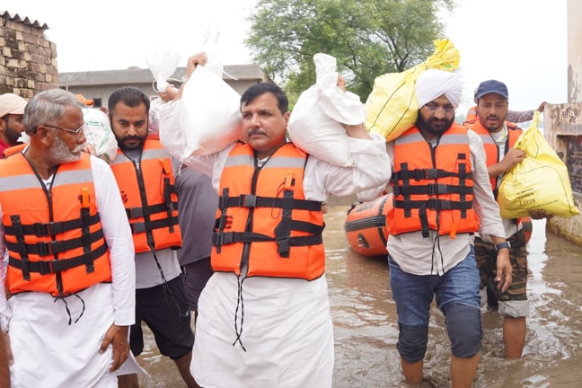 Fazilka News:ਰਿਪੋਰਟਾਂ ਲੈਣ ਦੀ ਥਾਂ ਪ੍ਰਧਾਨ ਮੰਤਰੀ ਪੰਜਾਬ ਦੌਰੇ ਦੌਰਾਨ ਵੱਡੇ ਰਾਹਤ ਪੈਕੇਜ ਦਾ ਕਰਨ ਐਲਾਨ:MP ਸੰਜੇ ਸਿੰਘ/ਮੰਤਰੀ ਤਰੁਨਪ੍ਰੀਤ ਸੌਂਦ
