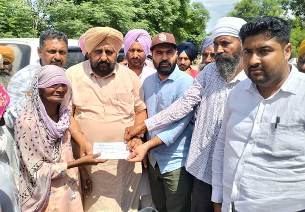 ਵਿਧਾਇਕ ਰਣਬੀਰ ਸਿੰਘ ਭੁੱਲਰ ਨੇ ਮ੍ਰਿਤਕ ਗੁਰਮੀਤ ਸਿੰਘ ਦੇ ਪਰਿਵਾਰ ਨੂੰ ਸੌਂਪਿਆ 4 ਲੱਖ ਰੁਪਏ ਦਾ ਚੈੱਕ