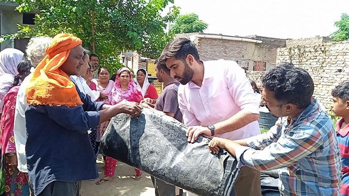 ਮੇਅਰ ਪਦਮਜੀਤ ਸਿੰਘ ਮਹਿਤਾ ਨੇ ਮੀਂਹ ਵਿੱਚ ਰਾਹਤ ਦੇ ਮੱਦੇਨਜ਼ਰ ਵੰਡੀਆਂ 200 ਤਰਪਾਲਾਂ