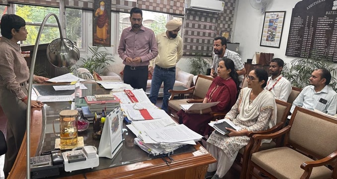bathinda news; ਆਧਾਰ ਕਾਰਡ ਦੀ ਅਪਡੇਸ਼ਨ ਦੇ ਮੱਦੇਨਜ਼ਰ ਕੀਤੀ ਅਧਿਕਾਰੀਆਂ ਨਾਲ ਮੀਟਿੰਗ