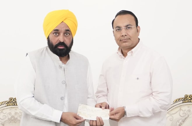 PCA ਦੇ ਪ੍ਰਧਾਨ ਅਮਰਜੀਤ ਮਹਿਤਾ ਹੜ੍ਹ ਪੀੜ੍ਹਤਾਂ ਦੀ ਮੱਦਦ ਲਈ ਆਏ ਅੱਗੇ, CM ਨੂੰ ਸੌਪਿਆ 25 ਲੱਖ ਦਾ ਚੈੱਕ