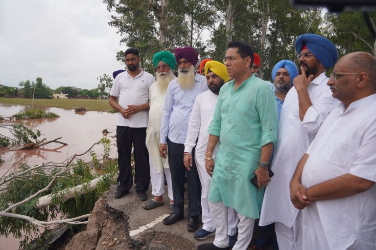ਅਮਨ ਅਰੋੜਾ ਨੇ ਕੇਂਦਰ ਤੋਂ 60 ਹਜ਼ਾਰ ਕਰੋੜ ਰੁਪਏ ਦੇ ਰੋਕੇ ਹੋਏ ਫੰਡ ਜਾਰੀ ਕਰਨ ਅਤੇ ਹੜ੍ਹਾਂ ਦੇ ਮੁਆਵਜ਼ੇ ਵਿੱਚ 3 ਗੁਣਾ ਵਾਧਾ ਕਰਨ ਦੀ ਕੀਤੀ ਮੰਗ