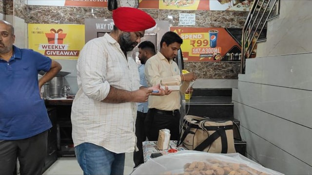 Bathinda ਦੀ Lali Sweet House ‘ਤੇ ਸਿਹਤ ਵਿਭਾਗ ਨੇ ਕੀਤੀ Checking, ਲਏ ਸੈਂਪਲ