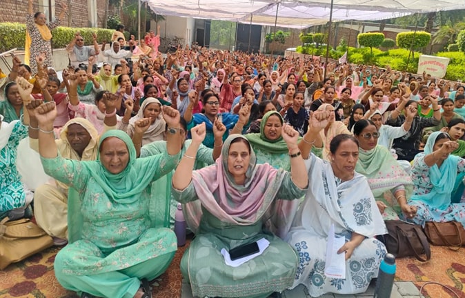 ਆਂਗਣਵਾੜੀ ਮੁਲਾਜ਼ਮ ਯੂਨੀਅਨ ਵੱਲੋ MP Harsimrat Kaur Badal ਦੇ ਦਫਤਰ ਦੇ ਸਾਹਮਣੇ ਰੋਸ ਪ੍ਰਦਰਸ਼ਨ