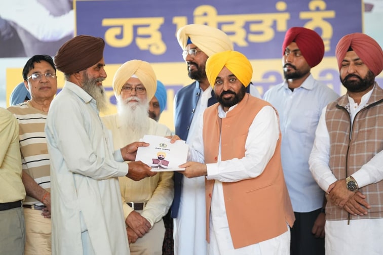 ਸੰਕਟ ਵਿੱਚ ਸੱਚਾ ਲੀਡਰਸ਼ਿਪ; ਮਾਨ ਸਰਕਾਰ ਹੜ੍ਹ ਪੀੜਤਾਂ ਨੂੰ ਦੇ ਰਹੀ ਸਭ ਤੋਂ ਵੱਧ ਮੁਆਵਜ਼ਾ, ਦੇਸ਼ ਲਈ ਪੇਸ਼ ਕੀਤੀ ਮਿਸਾਲ