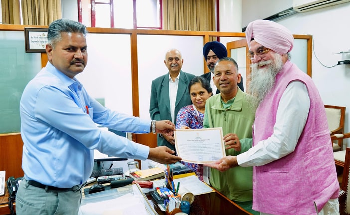 AAP ਦੇ ਉਮੀਦਵਾਰ ਰਜਿੰਦਰ ਗੁਪਤਾ ਨਿਰਵਿਰੋਧ ਰਾਜ ਸਭਾ ਦੇ ਮੈਂਬਰ ਬਣੇ, ਦਿੱਤਾ ਸਰਟੀਫਿਕੇਟ