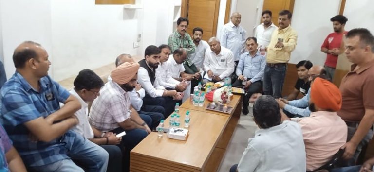 Mayor Padmajit Mehta ਨੇ ਕੌਂਸਲਰਾਂ ਅਤੇ ਅਧਿਕਾਰੀਆਂ ਨਾਲ ਕੀਤਾ ਧੋਬੀ ਬਾਜ਼ਾਰ ਦਾ ਦੌਰਾ, ਵਪਾਰੀਆਂ ਨਾਲ ਕੀਤੀ ਮੁਲਾਕਾਤ
