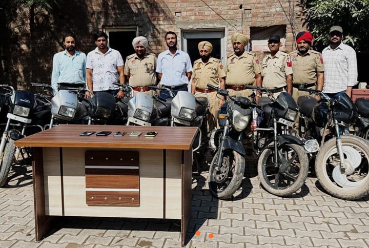 Mohali Police ਵੱਲੋਂ ਮੋਬਾਇਲ ਸਨੈਚਿੰਗ ਅਤੇ ਮੋਟਰਸਾਇਕਲ ਚੋਰਾਂ ਦੇ ਗਿਰੋਹ ਦਾ ਪਰਦਾਫਾਸ਼,10 ਮੋਟਰਸਾਈਕਲ ਅਤੇ 5 ਮੋਬਾਇਲ ਫੋਨ ਬਰਾਮਦ